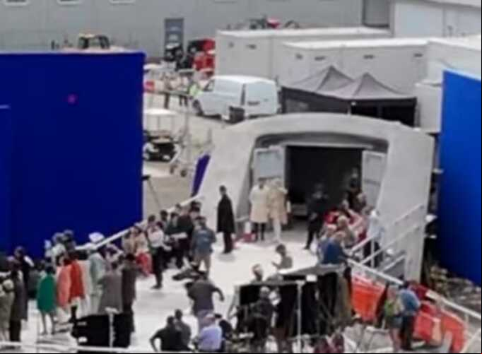 No momento da foto, Reed Richards e Sua Storm estavam, de acordo com informações, acompanhando o Fantasticar (o carro da equipe) decolar.