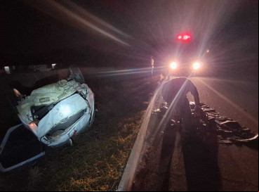 Carro permaneceu capotado na via após o acidente 