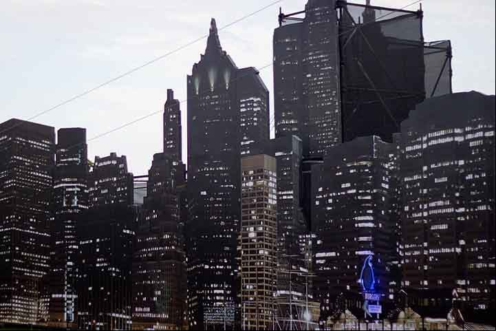 Um dos elementos de toda narrativa, seja clássica ou moderna, é o espaço em que as cenas acontecem. Com isso, cidades fictícias são criadas justamente para dar um pano de fundo às histórias fantásticas.