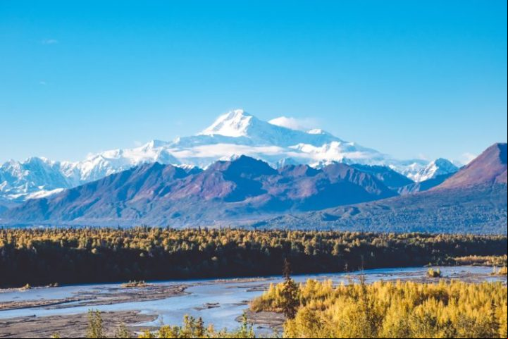 Fica no Alasca o ponto mais alto dos Estados Unidos, o Monte Denali (antes chamado Monte McKinley), com 6.190 metros de altura. O local é conhecido por ter algumas das escaladas mais desafiadoras do mundo.