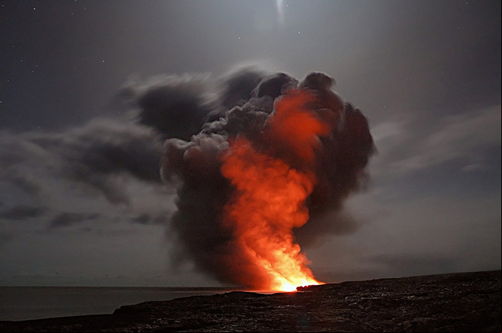 As ilhas do Havaí são conhecidas por suas paisagens exuberantes, com praias de areia branca, águas cristalinas e montanhas vulcânicas impressionantes. Os vulcões ativos mais famosos são Kilauea e Mauna Loa.