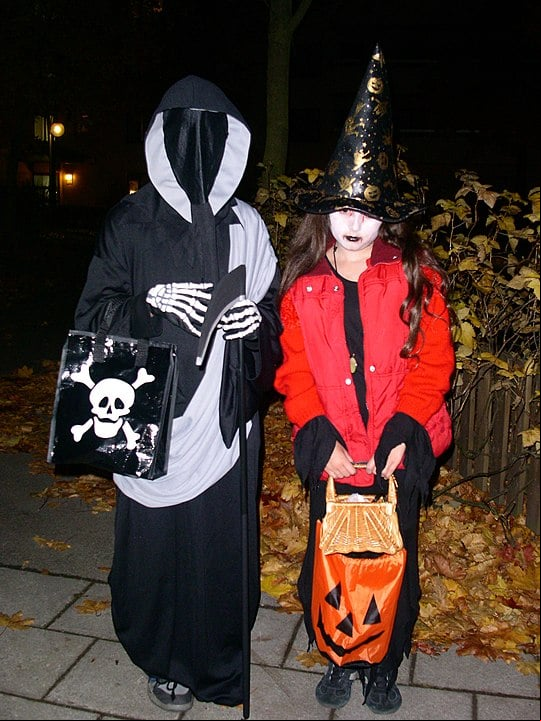 Pelo mundo, o modo como o Halloween é celebrado hoje não tem quase relação com a origem. Só restou uma alusão aos mortos. Uma das características é o uso de disfarces.