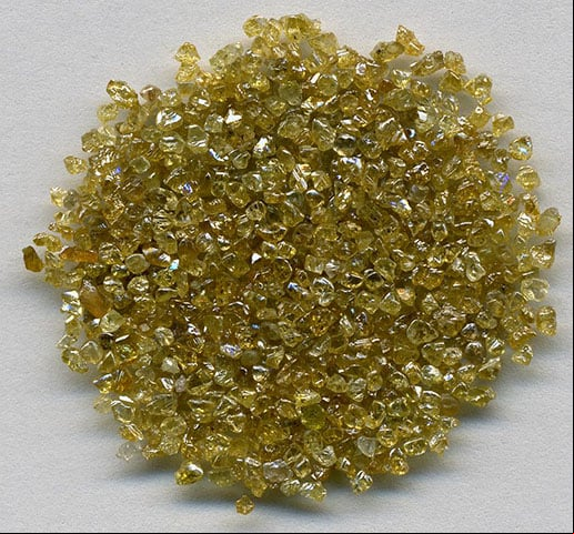 O diamante é uma das pedras mais valiosas do mundo. Ele não existe em abundância na natureza. E enche os olhos com seu brilho magnifico.