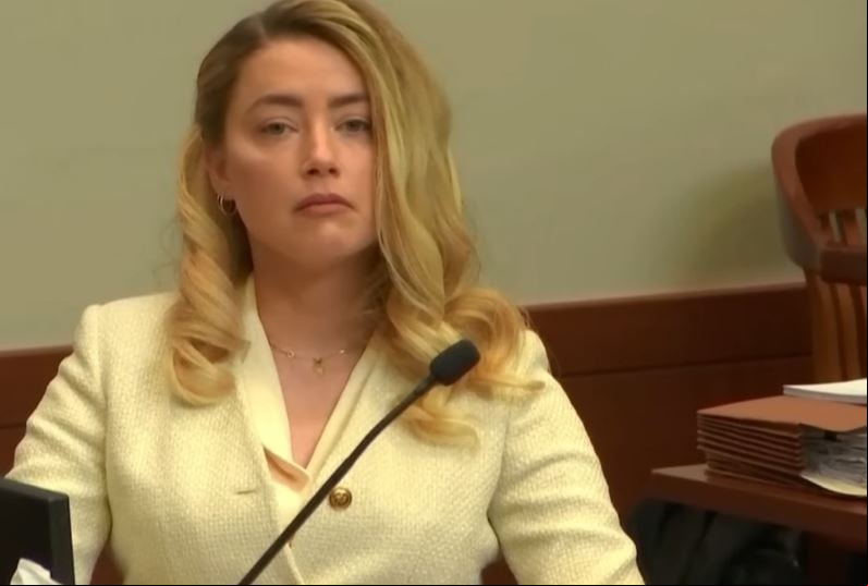 Duas semanas depois do veredito, um jurado revelou o motivo da vitória de Depp: Amber estava visivelmente mentindo. “O choro, as expressões faciais que ela tinha, o olhar para o júri. Todos nós estávamos muito desconfortáveis”, disse o jurado.