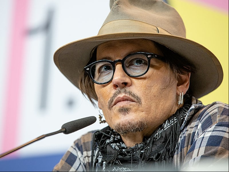 Em entrevista ao “Hollywood Reporter”, Johnny Depp declarou ter ado por “um vasto deserto” profissional após acusações de violência doméstica feitas pela atriz Amber Heard, sua ex-esposa. O ator disse que os problemas com a carreira, com cancelamento na indústria cinematográfica, serviram de aprendizado pessoal.