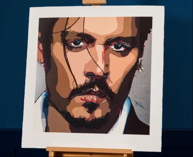 Em 2023, Johnny Depp anunciou a venda de um retrato (foto) feito na época em que ele e Amber Heard viviam a batalha judicial nos EUA. Batizada de Five, a obra foi colocada à venda pela Castle Fine Art por 1.950 libras (R$ 14.600 na cotação atual) sem moldura e 2.500 libras com moldura.