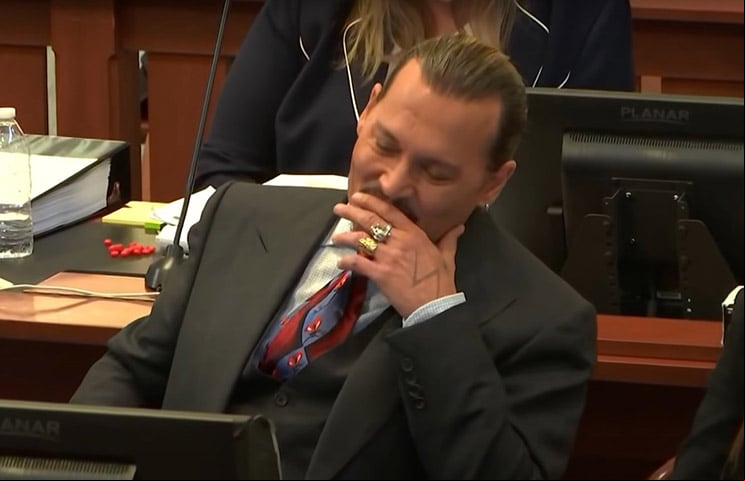 Amber disse que Depp urinou no saguão da casa com seu órgão genital para fora. O guarda-costas de Depp, chamado para testemunhar, disse: Se eu tivesse visto a genitália do Sr. Depp, com certeza me lembraria, causando risos no tribunal. Até Depp riu.