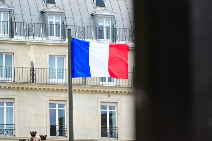 Além de elevar os níveis de testosterona, a condição genética rara provoca a ausência de útero. O diagnóstico foi dado tanto por um hospital da França quanto por um da Argélia.