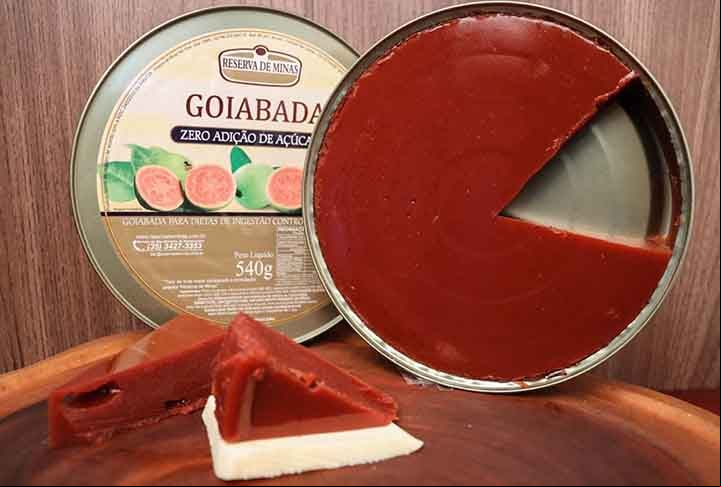 Precisamos observar não só a ausência de açúcar, mas também o teor de sódio e gordura presentes nestes produtos. Um biscoito 'fit', por exemplo, pode conter farinhas refinadas ou adoçantes artificiais que não são benéficos para todos, revelou a especialista.