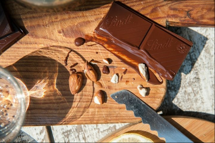 No entanto, o chocolate zero açúcar não é isento de calorias, sendo importante novamente ler os rótulos para estar atento aos riscos à saúde. O tipo de chocolate que oferece menos riscos é o amargo, porque é rico em cacau e com menor teor de açúcar e gordura, porém deve ser consumido de maneira equilibrada.