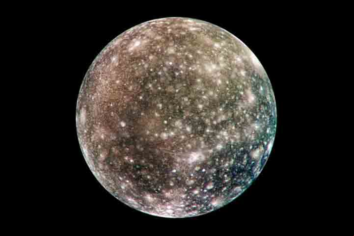 Calisto orbita o planeta Júpiter e foi descoberta por Galileu em 1610. É a terceira maior lua do Sistema Solar .