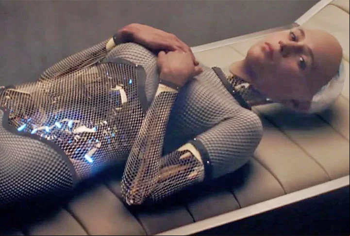 O filme foi muito elogiado por sua representação realista da inteligência artificial. A atriz Alicia Vikander ou por um processo de maquiagem digital que a transformou em uma androide, resultando em efeitos visuais impressionantes.