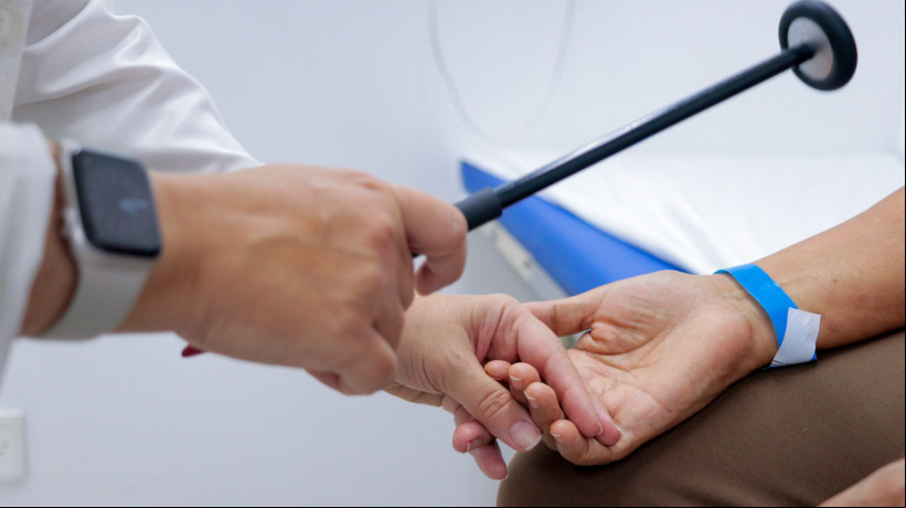 FORTALEZA, CEARÁ, BRASIL, 21-11-2024: Dra. Fernanda Maia, que é neurologista e coordena seu grupo de médicos para o atendimento no Ambulatório de Parkinson no HGF. (Foto: Samuel Setubal/ O Povo)