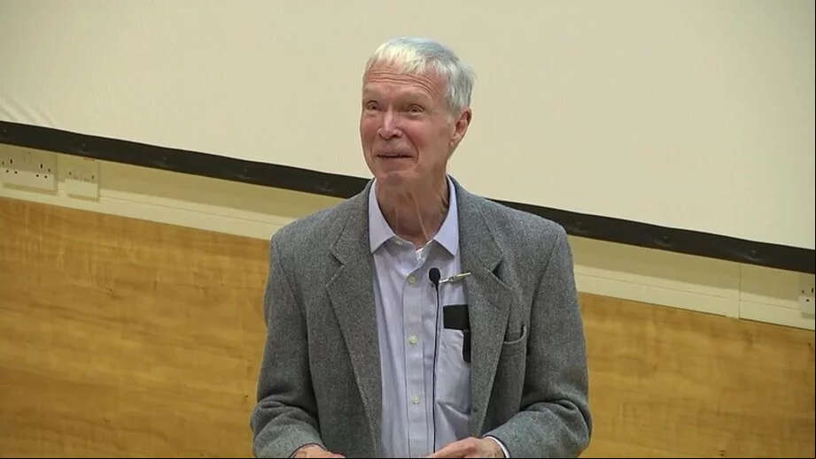 Em uma conferência na Universidade de Nova Jersey, Hinton alertou para a necessidade de conhecer melhor a nova tecnologia e evitar uma perda de controle sobre ela. “Muito, muito preocupante”, foi assim que definiu a falta de compreensão sobre o funcionamento da IA.
