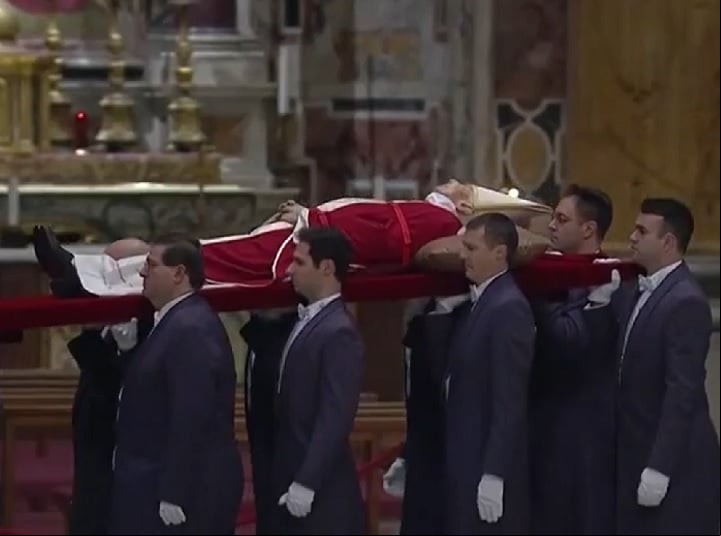 “Estou revisando o ritual para que os papas sejam velados e enterrados como qualquer filho da Igreja, anunciou Francisco. Antes, cada Papa tinha dois funerais. Agora, será apenas um, com o Pontífice já dentro do caixão.