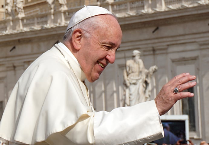 Antes de se tornar Papa, ele serviu como arcebispo de Buenos Aires e como cardeal da Igreja Católica.
