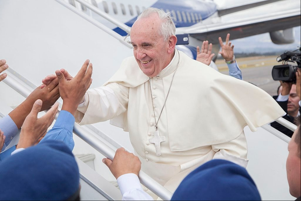 Sendo argentino, ele é o primeiro Papa nascido fora da Europa e o primeiro Papa jesuíta da história da Igreja Católica.