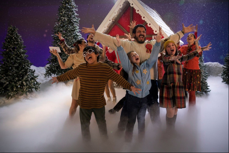 Em 10 Horas para o Natal, cansados de ar noites de Natal sem graça depois que seus pais se separaram, as crianças bolam um plano para reunir novamente os pais. Em 10 Horas para o Natal, cansados de ar noites de Natal sem graça depois que seus pais se separaram, as crianças bolam um plano para reunir novamente os pais.
