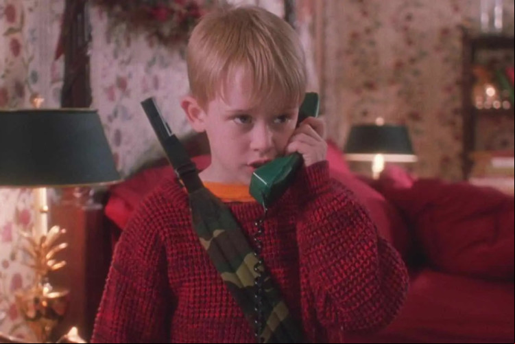 Uma família de Chicago planeia ar o Natal em Paris, mas um dos filhos é esquecido em casa e precisa se virar sozinho. Uma família de Chicago planeia ar o Natal em Paris, mas um dos filhos é esquecido em casa e precisa se virar sozinho.