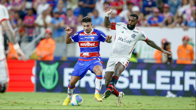 FORTALEZA, CEARÁ, BRASIL - 26.11.2024: Mancuso e Gerson. Fortaleza x Flamengo, Arena Castelão, série A do campeonato brasileiro. (Foto: Aurélio Alves / O POVO)