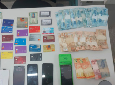 Cartões, dinheiro em espécie, máquinas de cartão e celulares foram apreendidos com o preso 