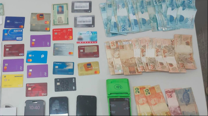Cartões, dinheiro em espécie, máquinas de cartão e celulares foram apreendidos com o preso