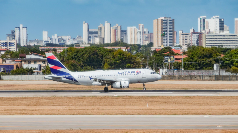 Houve incremento na malha aéria internacional com o novo voo inaugural Fortaleza - Santiago, no Chile. (Foto: Samuel Setubal/O Povo)