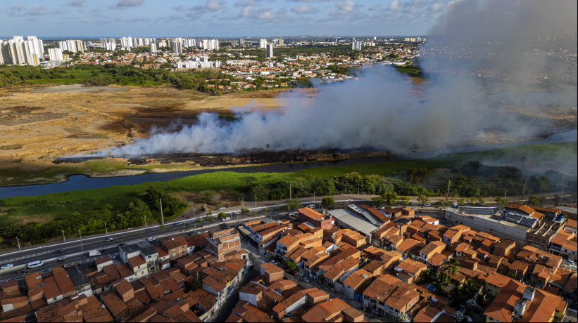 Fortaleza, CE, BR 02.12.24 Incêncio em área do Cocó próximo da Avenida Raul Barbosa (FCO FONTENELE/O POVO)