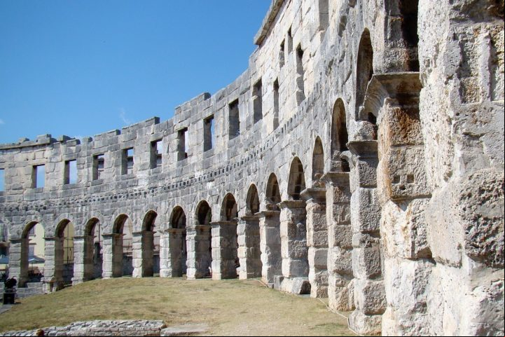 Feito principalmente de pedra travertina e concreto, ele foi projetado para sediar diversos tipos de eventos públicos.