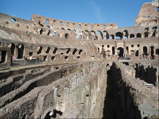 Sob a arena, havia um intrincado sistema de túneis e câmaras, onde eram mantidos animais selvagens, gladiadores e equipamentos.
