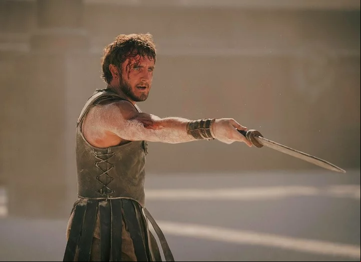 Capturado e transformado em prisioneiro de guerra, Lucius acaba sendo comprado por um mercenário e forçado a lutar como gladiador no Coliseu.