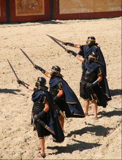 Era um palco para espetáculos grandiosos e sangrentos, que serviam para entreter e impressionar o povo romano.