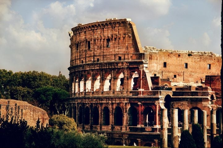 O design arquitetônico do Coliseu é considerado uma obra-prima da engenharia romana. Ele apresenta uma estrutura elíptica com quatro andares, cada um decorado com colunas de estilos diferentes (dórico, jônico e coríntio).
