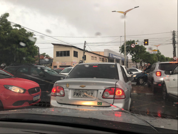 Jovita Feitosa na manhã desta quarta, 4, durante forte chuva em Fortaleza Jovita Feitosa na manhã desta quarta, 4, durante forte chuva em Fortaleza