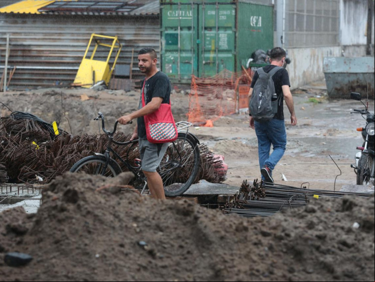 Local onde obras estão sendo realizadas na avenida Heráclito Graça, em Fortaleza Local onde obras estão sendo realizadas na avenida Heráclito Graça, em Fortaleza