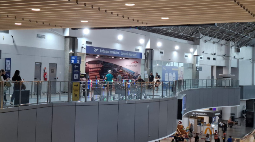 Aeroporto tem movimentação tranquila em dia de chuvas na Capital