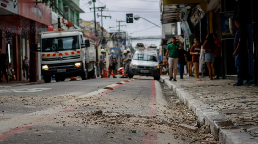 FORTALEZA, CEARÁ, BRASIL- 05.12.2024: Caiu parte do reboco no centro de Fortaleza na Rua Pedro Pereira proximo da Rua Barão do Rio Branco. (Foto: Aurélio Alves/Jornal O POVO)
