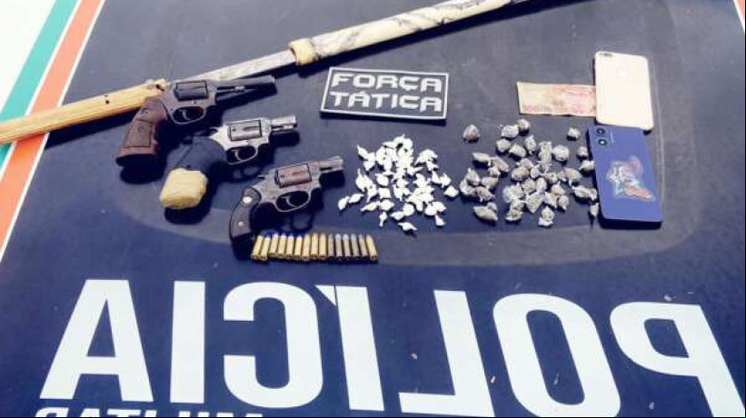 Dupla de suspeitos é apreendida com porte ilegal de armas e drogas