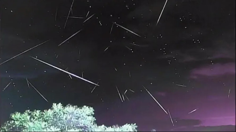 A chuva de meteoros Geminídeas atingirá o pico na noite deste sábado, 14, ficando visível durante a madrugada no céu noturno do norte do país.