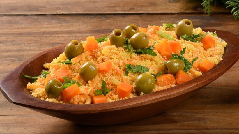 Farofa com cenoura e azeitona (Imagem: EDSON DE SOUZA NASCIMENTO | Shutterstock)