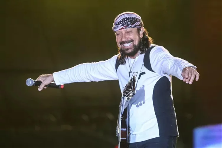 Em 2001, o Chiclete lançou o novo CD Universo Paralelo apostando que este teria, por baixo, 10 hits garantidos em todas as rádios do Brasil. São músicas como Merengueira siga-me, Ela não é não, Nana Rumbeira, Me leva com você e Vêm Nana.
