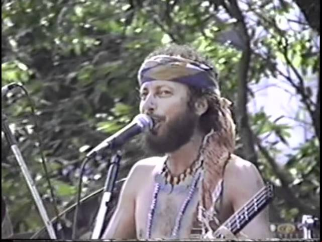 Era a oportunidade de tocar para um público diferente. Firmaram, então, contrato com o Camaleão. É interessante enfatizar que em todos os blocos que a banda Chiclete com Banana ou como contratada fez grandes amigos e recebe visitas dos seus diretores, sempre mantendo um ótimo relacionamento com eles.