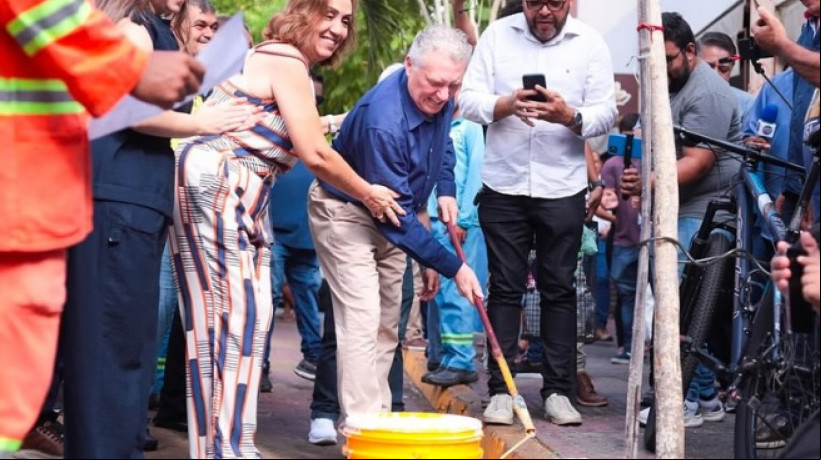 Oscar Rodrigues prefeito de Sobral, ao lado da vice-prefeita Dra Imaculada, pintando meio-fio após retirar planta para liberar vaga de estacionamento no centro