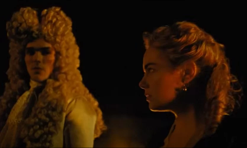 Hoult também foi ganhando destaque em filmes de drama histórico e biográfico. Em 2017, ele interpretou Sir Robert Harley em A Favorita, a aclamada sátira histórica de Yorgos Lanthimos, no qual compartilhou cena com Olivia Colman, Emma Stone e Rachel Weisz.