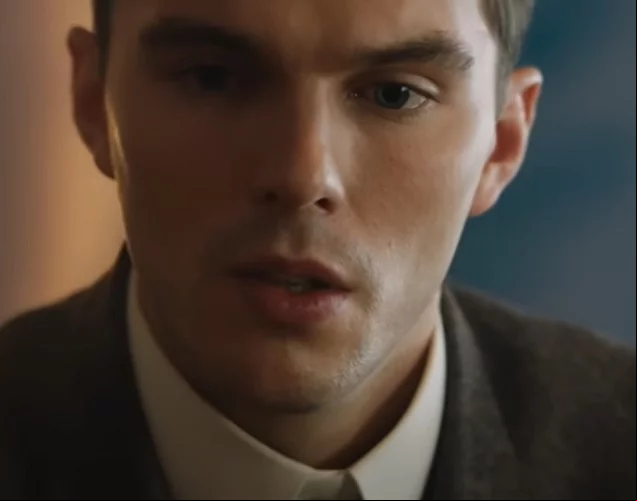 Em 2019, Hoult interpretou J.R.R. Tolkien, o autor de O Senhor dos Anéis, no filme biográfico Tolkien. O trabalho lhe rendeu elogios da crítica, solidificando seu status como um ator capaz de se reinventar em diversos papéis.