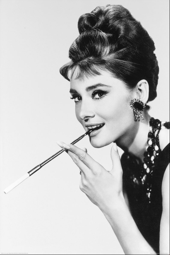 A bela Audrey Hepburn com sua piteira marcou época - um gesto hoje condenável.