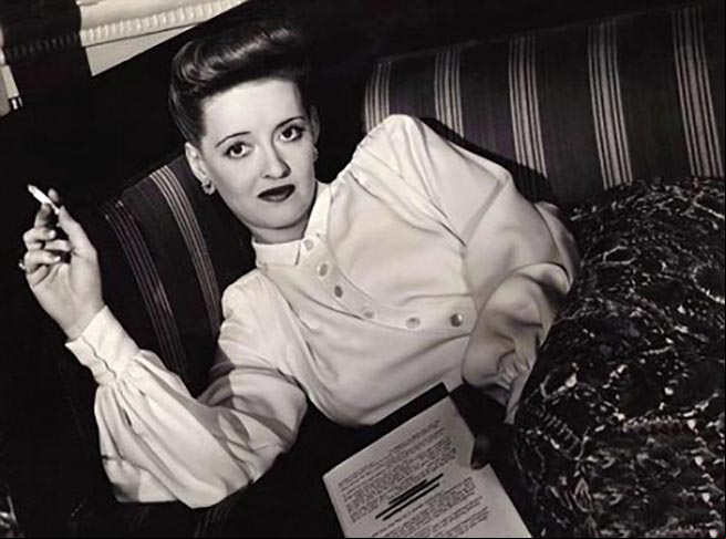 Bette Davis foi uma das atrizes que mais vezes apareceu na tela com um cigarro nas mãos. Era um companheiro quase permanente.