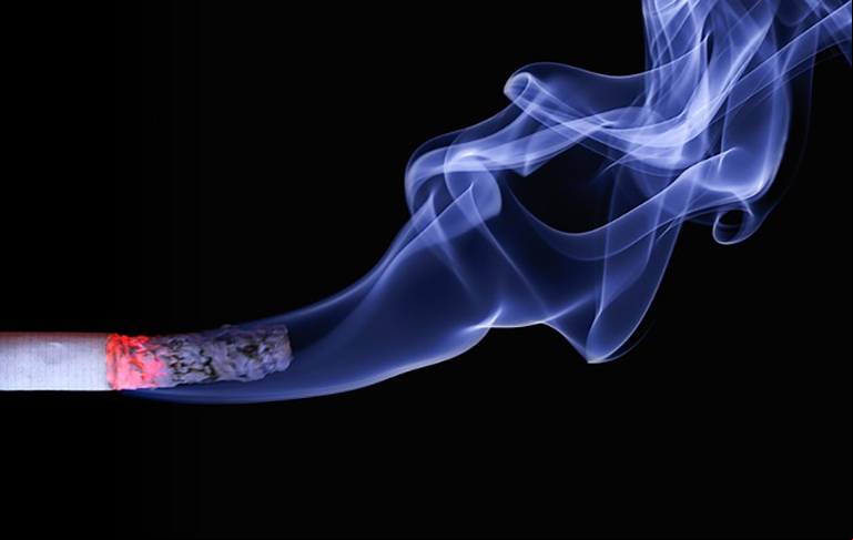 O cigarro como instrumento de inclusão é um problema que foi debatido desde os tempos áureos do cinema, quando o fumo era considerado charmoso.