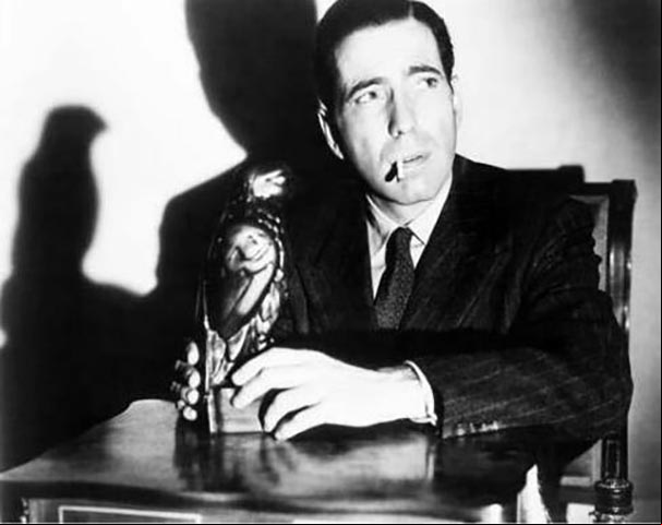 Humphrey, um dos maiores atores da história, desperdiçou boa parte da vida em nome do vício. Ele fumava não apenas nos filmes, mas na vida real. E fumou tanto que o câncer o matou cedo, aos 57 anos.