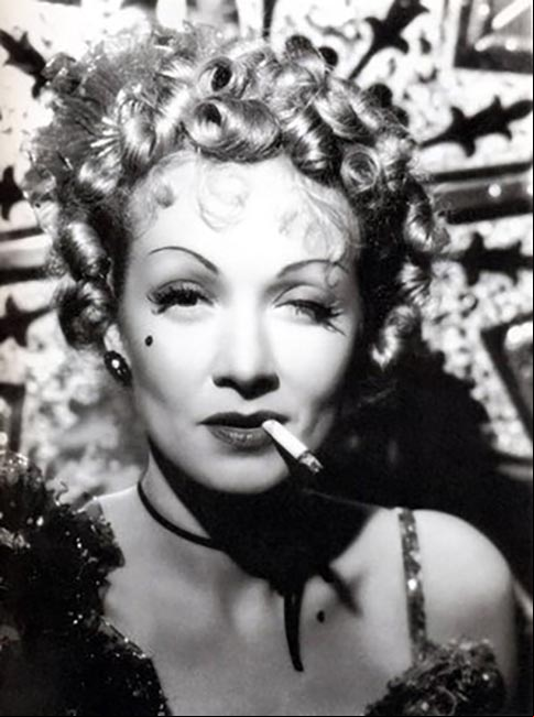 Marlene Dietrich foi outra, quase sempre com um cigarro na boca na personagem.